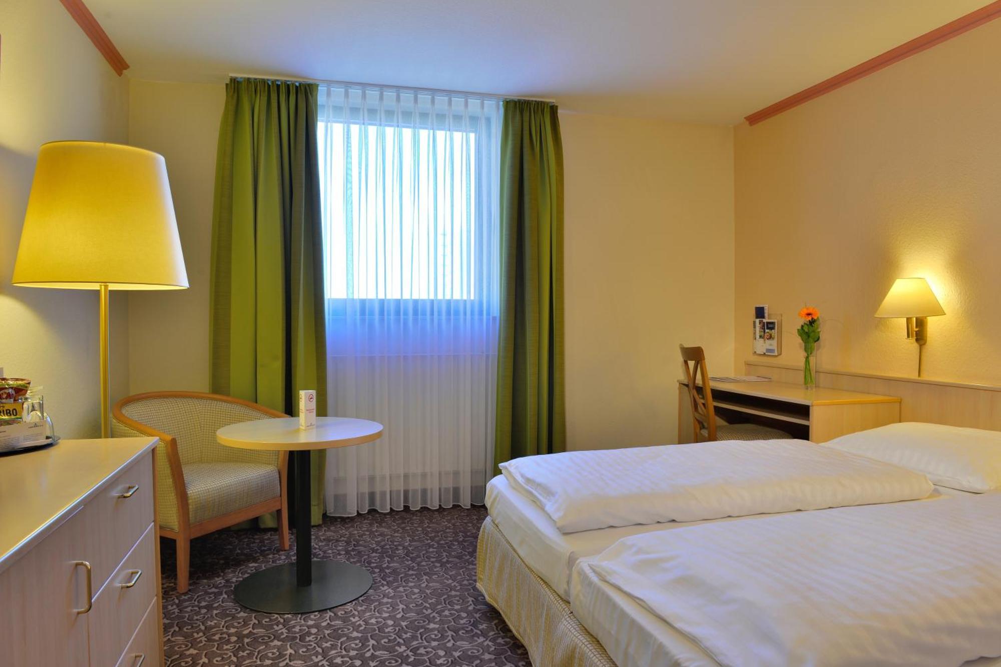 Plaza Inn Леонберг Екстериор снимка